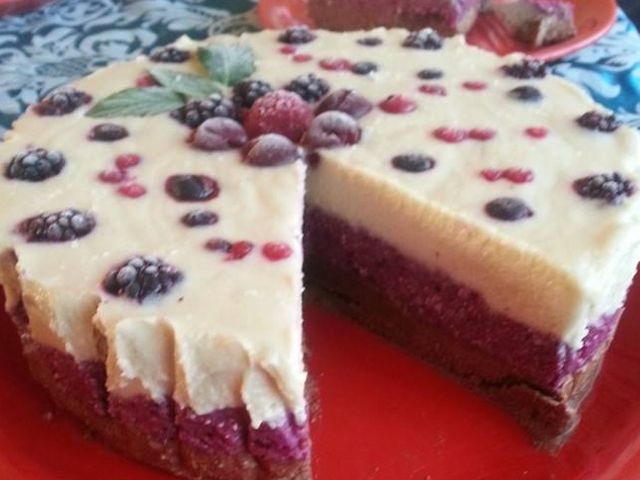 Raw vegan cake with berries