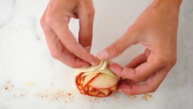 Dip apple slices into lemon juice and make a delicious dessert