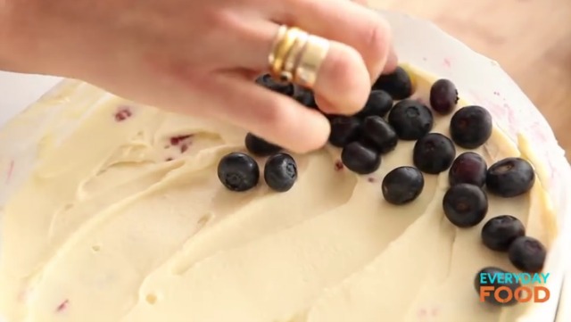 A delicious recipe for the summer heat: no-bake wild berry cake
