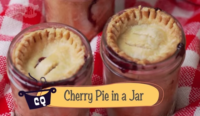 Fill a jar with pastry dough and fruit to make an exceptional dessert