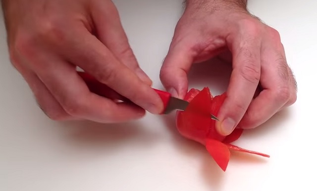 How to turn a tomato into a culinary beauty within a few seconds