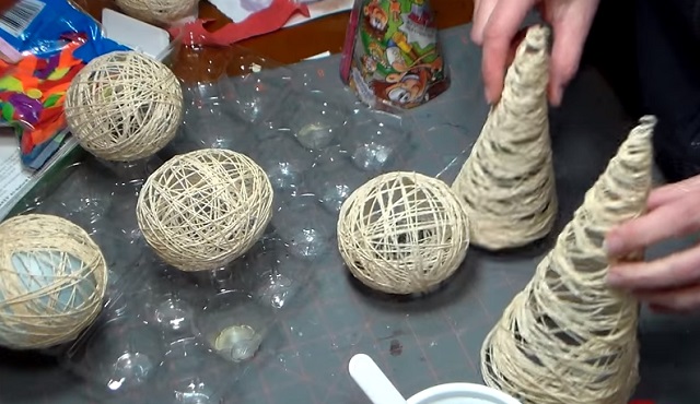 DIY Idea: How to make some lovely Christmas ornaments out of yarn