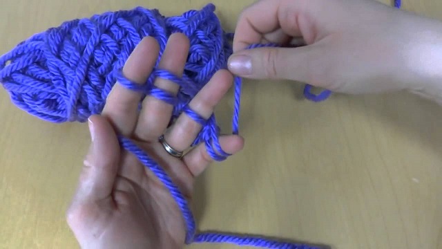 How to knit with your fingers instead of a pair of needles 