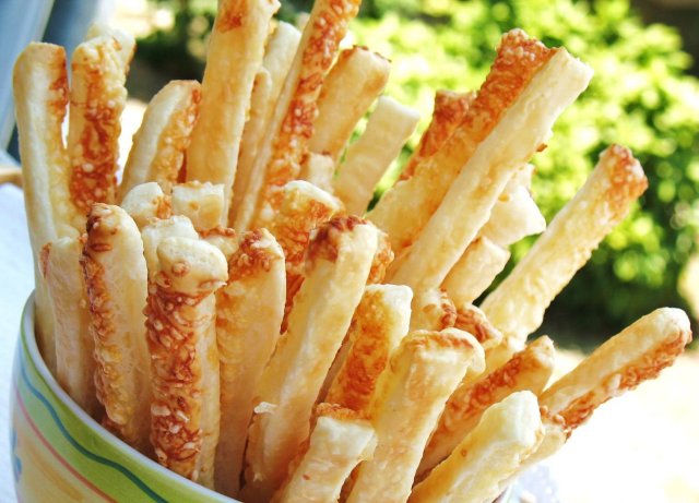 Fast cheese and salt breadsticks recipe