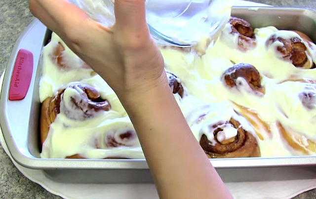 How to make the best of cinnamon rolls ever 