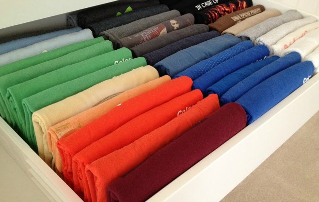 A very ingenious method for folding t-shirts that will save you a lot of time and trouble