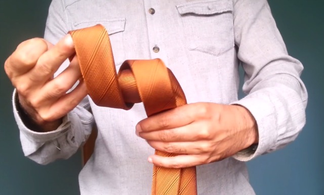 The simplest trick to make a knot on a tie in less than 10 seconds!
