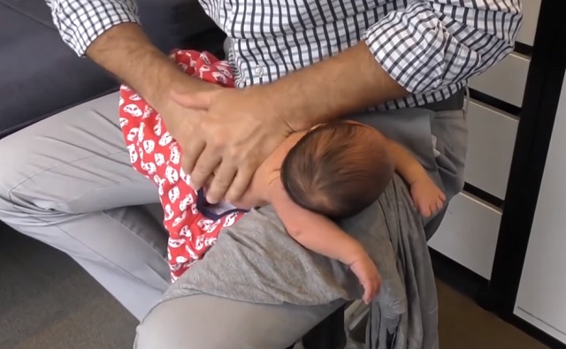 The doctor presses hard on the baby's back – watch why he is doing that