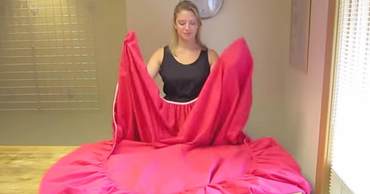 The infallible technique of folding a fitted sheet in just 30 seconds