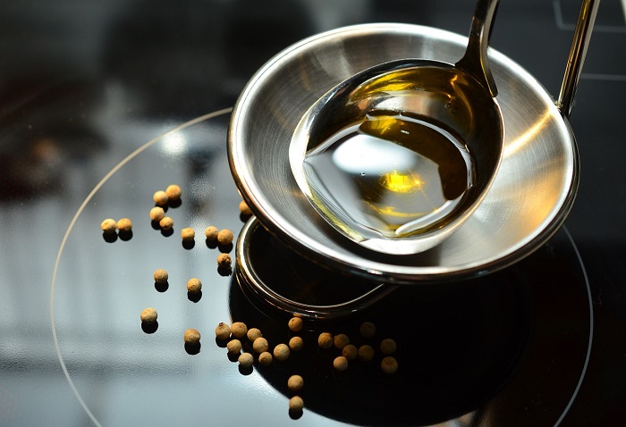 Cooking with olive oil: should we heat it up or not?