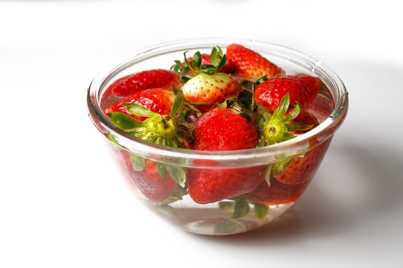 Why it is a good idea to wash strawberries in white vinegar