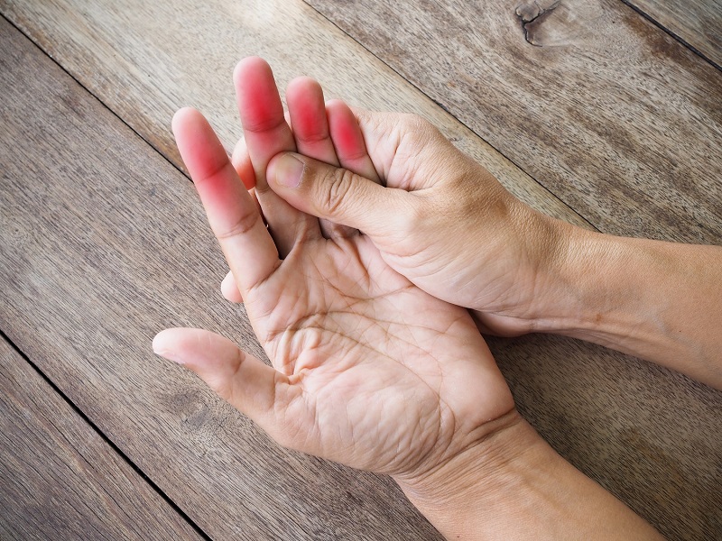 Numbness in the hands - an important signal that you need to see a doctor: 5 possible causes