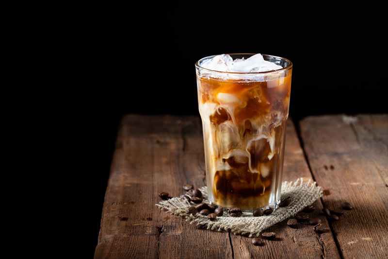 Creamy iced coffee enriched with chocolate syrup: a dessert that can also be served