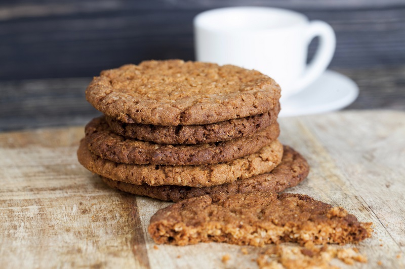 Simple, gluten-free and sugar-free oat biscuits: vegan with plant milk