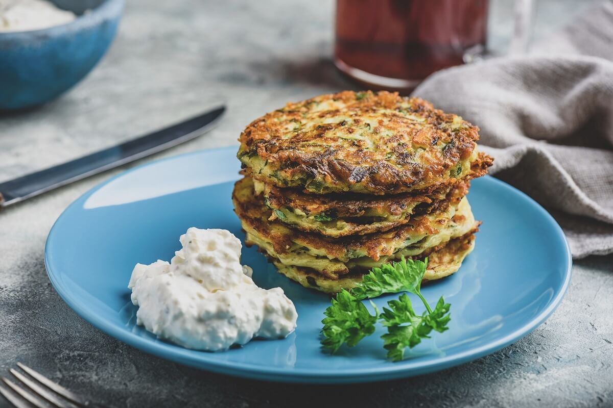 Zucchini pancakes in the oven: a filling treat without oil
